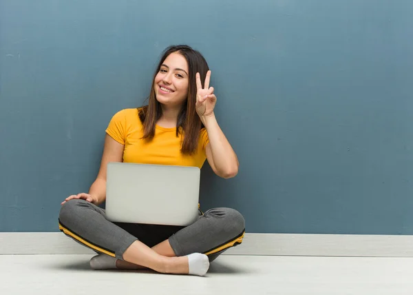 ノートパソコンの楽しさと勝利のジェスチャーをやって幸せで床に座っている若い女性 — ストック写真