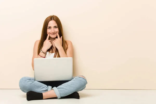 Jonge Gember Vrouw Zittend Haar Huis Vloer Twijfelen Tussen Twee — Stockfoto