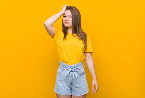 Νεαρή Γυναίκα Έφηβος Φορώντας Ένα Κίτρινο Πουκάμισο Σοκαρισμένοι Θυμήθηκε Σημαντική — Φωτογραφία Αρχείου