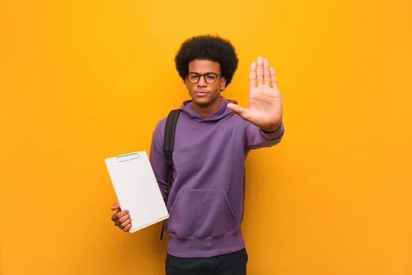 Jovem Estudante Afro Americano Segurando Uma Prancheta Colocando Mão Frente — Fotografia de Stock