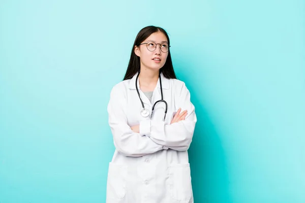 Mladá Čínská Doktorka Žena Unavená Opakovaného Úkolu — Stock fotografie