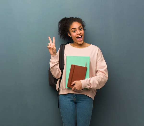 Молода Студентка Чорношкіра Жінка Робить Жест Перемоги Вона Тримає Книжки — стокове фото