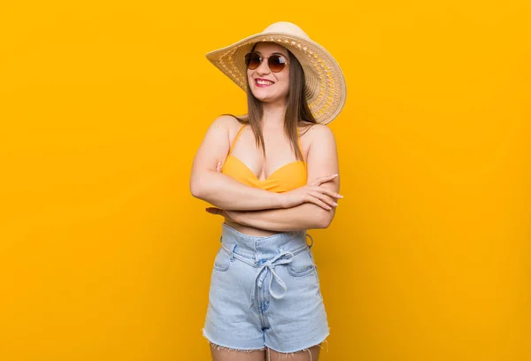 Mulher Caucasiana Jovem Usando Chapéu Palha Olhar Verão Sorrindo Confiante — Fotografia de Stock