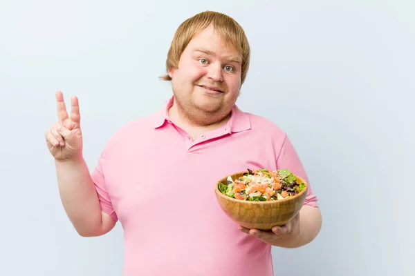 Caucasiano Louco Loiro Gordo Segurando Uma Tigela Salada — Fotografia de Stock