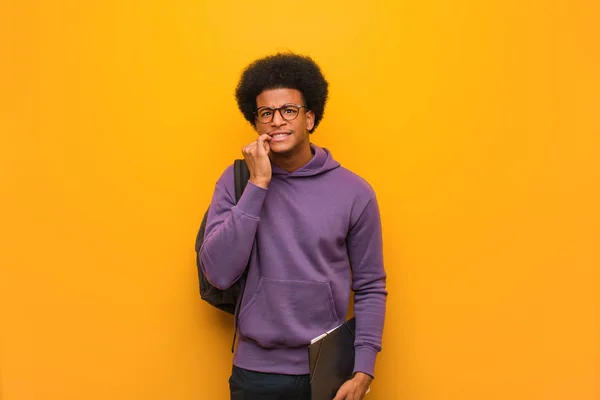 Jovem Estudante Afro Americano Mordendo Unhas Nervoso Muito Ansioso — Fotografia de Stock