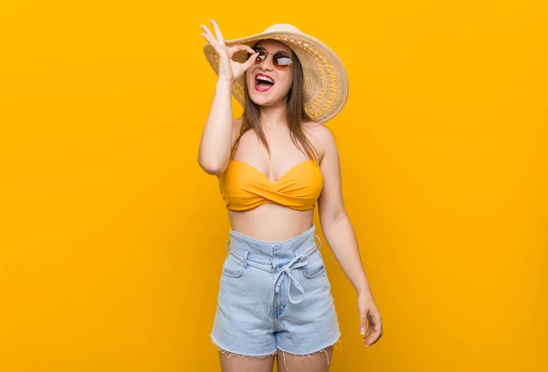 Young Caucasian Woman Wearing Straw Hat Summer Look Excited Keeping — Stock Photo, Image