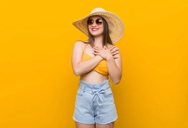 Mulher Caucasiana Jovem Usando Chapéu Palha Olhar Verão Tem Expressão — Fotografia de Stock