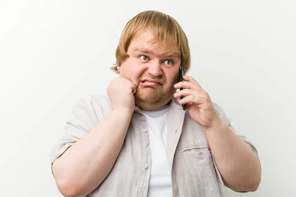 Caucasien Homme Taille Appelant Par Téléphone Mordre Les Ongles Nerveux — Photo