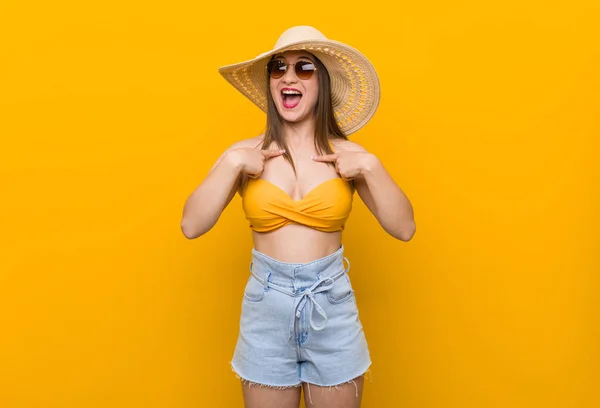 Young Caucasian Woman Wearing Straw Hat Summer Look Surprised Pointing — Stock Photo, Image