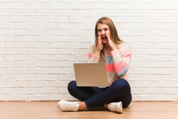 Junge Russische Studentin Sitzt Und Schreit Etwas Glückliches Nach Vorne — Stockfoto