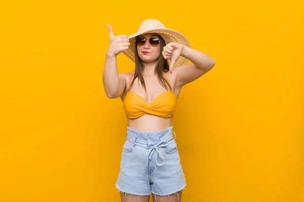 Mulher Caucasiana Jovem Usando Chapéu Palha Olhar Verão Mostrando Polegares — Fotografia de Stock
