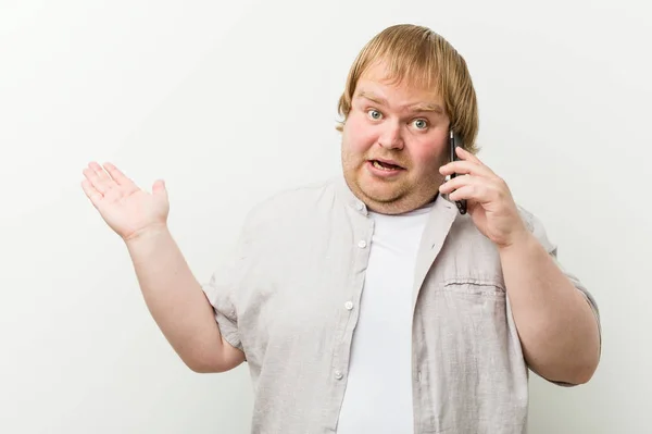 Caucasian Size Man Calling Phone Impressed Holding Copy Space Palm — Stock Photo, Image