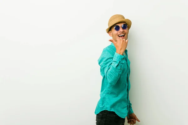 Νέος Ισπανικός Άνθρωπος Φορώντας Ένα Καλοκαιρινό Ρούχα Σημεία Δάχτυλο Αντίχειρα — Φωτογραφία Αρχείου