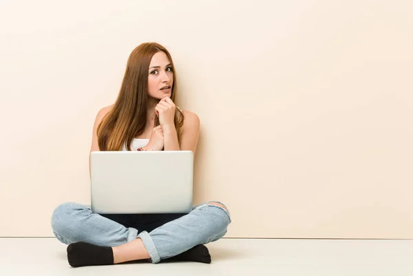 Jonge Gember Vrouw Zittend Haar Huis Vloer Bang Bang — Stockfoto