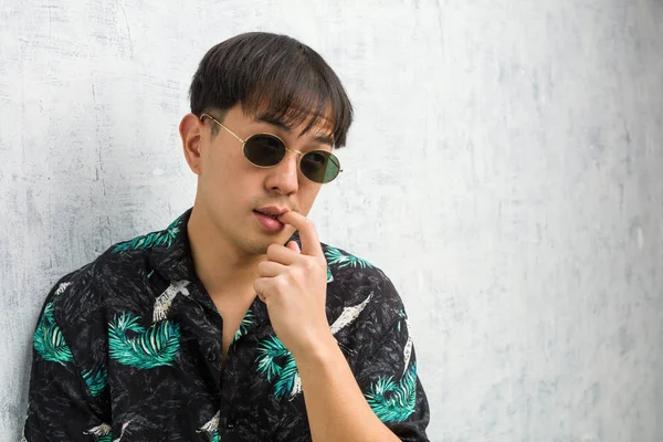 Jovem Chinês Vestindo Roupa Verão Relaxado Pensando Algo Olhando Para — Fotografia de Stock