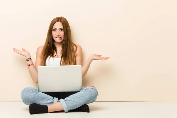 Jonge Gember Vrouw Zittend Haar Huis Vloer Verward Twijfelachtig Afschudden — Stockfoto