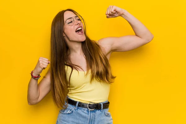 Jovem Ruiva Mulher Gengibre Com Punho Levantando Freckless Após Uma — Fotografia de Stock