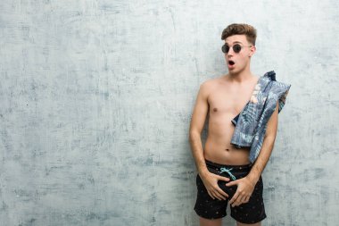 Mayo giyen genç beyaz adam gördüğü bir şey yüzünden şok oluyor.