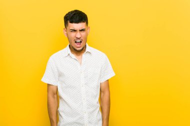 Genç İspanyol adam çok öfkeli ve agresif çığlık.