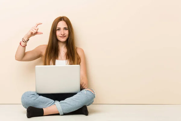 Mujer Jengibre Joven Sentada Suelo Casa Sosteniendo Algo Poco Con —  Fotos de Stock