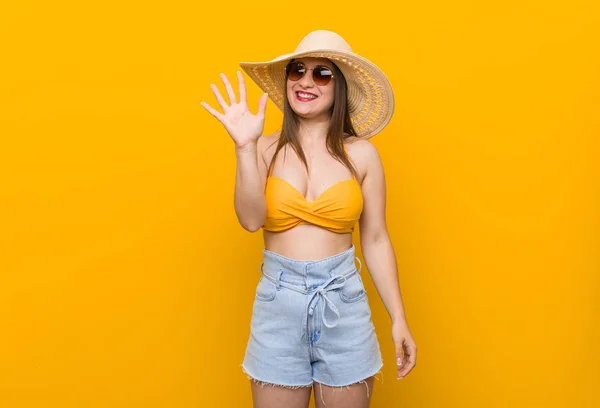 Mulher Caucasiana Jovem Usando Chapéu Palha Olhar Verão Sorrindo Alegre — Fotografia de Stock