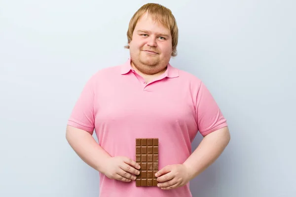 Caucásico Loco Rubio Gordo Hombre Sosteniendo Una Tableta Chocolate — Foto de Stock