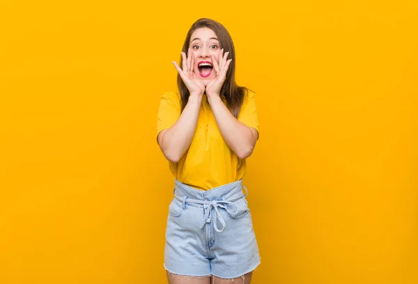 Joven Adolescente Vistiendo Una Camisa Amarilla Gritando Emocionada Frente — Foto de Stock