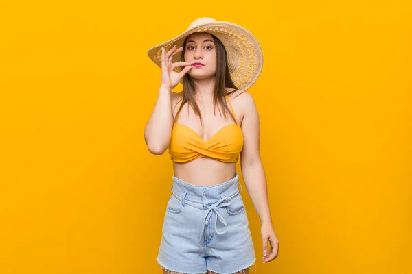 Mujer Caucásica Joven Con Sombrero Paja Mirada Verano Con Los — Foto de Stock