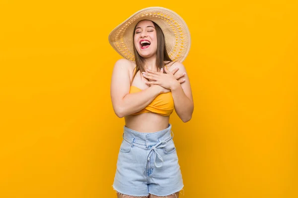 Mulher Caucasiana Jovem Usando Chapéu Palha Verão Olhar Rindo Mantendo — Fotografia de Stock