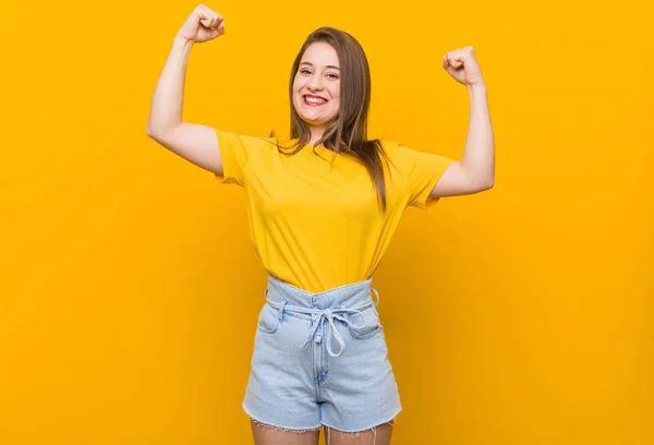 Mladá Žena Pubertě Nosí Žlutou Košili Ukazující Silné Gesto Zbraněmi — Stock fotografie