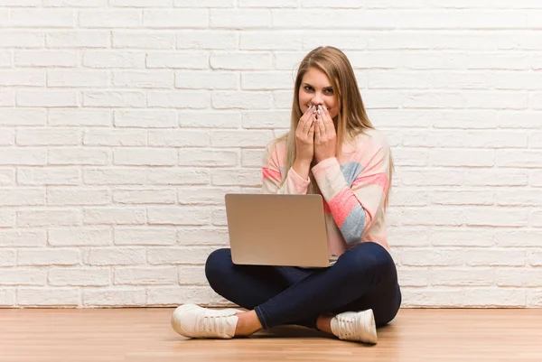 Jonge Russische Student Vrouw Zitten Lachen Iets Bedekt Mond Met — Stockfoto