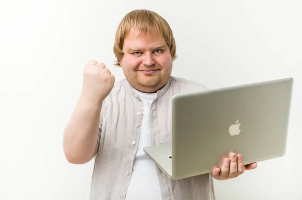 Kaukasischer Size Mann Hält Laptop Mit Faust Die Kamera Aggressiver — Stockfoto