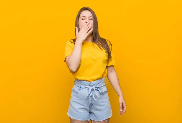 Jonge Vrouw Tiener Het Dragen Van Een Gele Shirt Geeuwen — Stockfoto