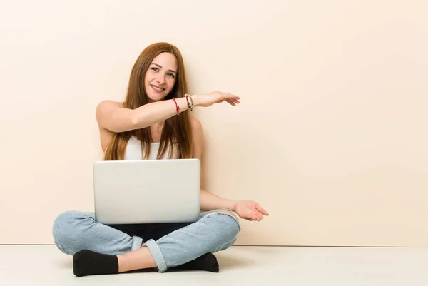 Jonge Gember Vrouw Zittend Haar Huis Vloer Geschokt Verbaasd Houden — Stockfoto