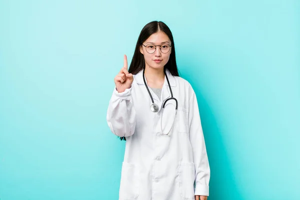 Joven Doctora China Mostrando Número Uno Con Dedo —  Fotos de Stock