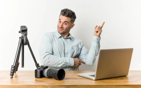 Young Handsome Photography Teacher Smiling Cheerfully Pointing Forefinger Away — Stock Photo, Image