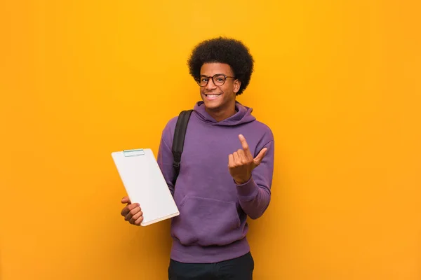 Jovem Estudante Afro Americano Segurando Uma Prancheta Convidando Para Vir — Fotografia de Stock