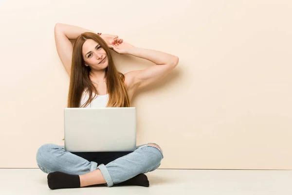 Jeune Femme Rousse Assise Sur Sol Maison Étirant Les Bras — Photo