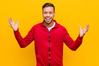 Genç Filipino Fitness adam hoş bir sürpriz alma, heyecanlı ve eller yetiştirme.