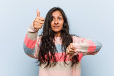 Genç moda Hint kadın gösteren başparmak yukarı ve başparmak aşağı, zor seçmek Concept