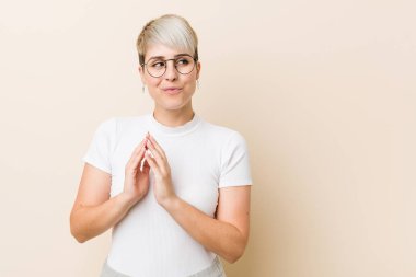 Akılda plan oluşturan beyaz bir gömlek giyen genç otantik doğal kadın, bir fikir kurma.