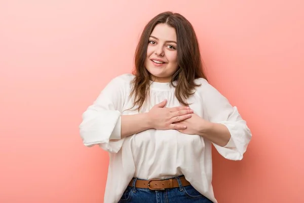 Jovem Branca Curvilínea Mulher Contra Fundo Rosa — Fotografia de Stock