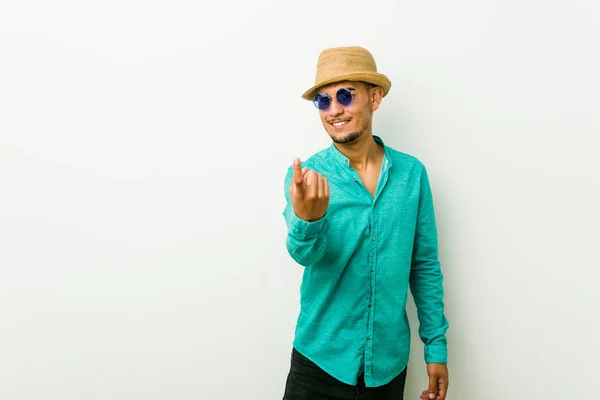 Young Hispanic Man Wearing Summer Clothes Pointing Finger You Inviting — Stock Photo, Image
