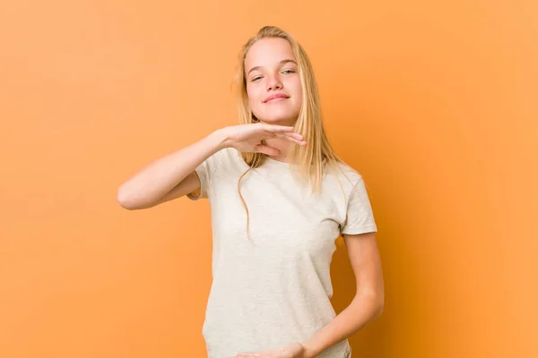 Mujer Adolescente Linda Natural Sosteniendo Algo Con Ambas Manos Presentación —  Fotos de Stock