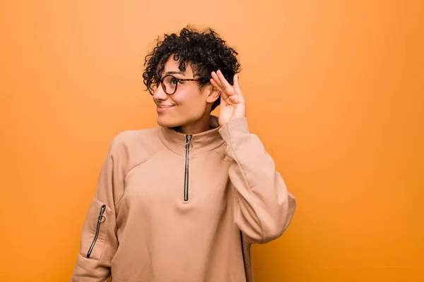 Joven Mujer Afroamericana Mixta Contra Fondo Marrón Tratando Escuchar Chisme — Foto de Stock