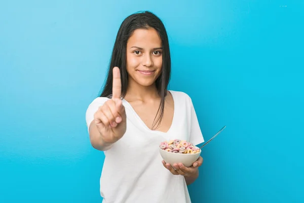 Genç Spanyol Kadın Parmak Ile Bir Numara Gösteren Bir Şeker — Stok fotoğraf