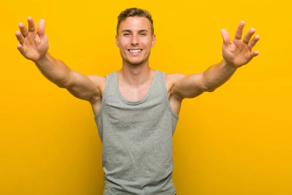 Giovane Uomo Sportivo Caucasico Sente Sicuro Dando Abbraccio Alla Fotocamera — Foto Stock