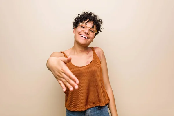 Młoda Afrykańska Amerykańska Kobieta Znakiem Urodzenia Skóry Rozciągająca Rękę Aparacie — Zdjęcie stockowe