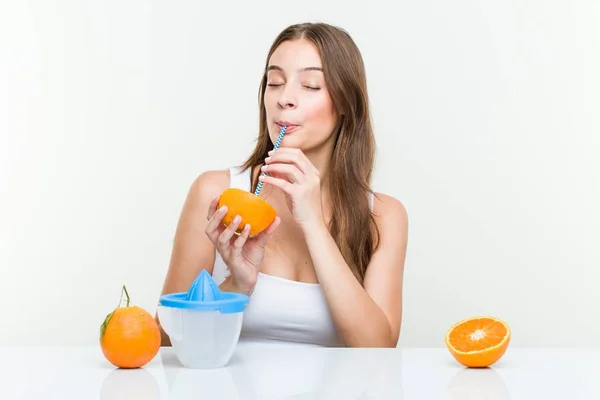 Mulher Caucasiana Jovem Bebendo Uma Laranja Com Uma Palha Conceito — Fotografia de Stock