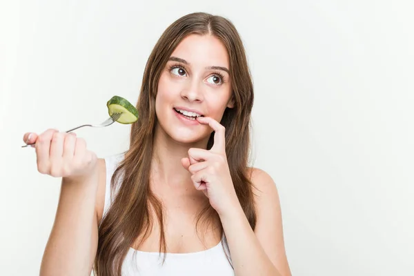 Jonge Kaukasische Vrouw Eten Komkommer Ontspannen Denken Iets Kijken Naar — Stockfoto